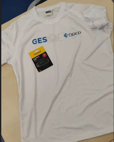 4 Camisetas y 4 pendrives para los finalistas